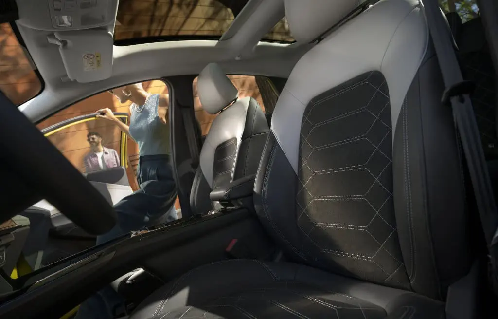 Seter designet for komfort, med ergonomiske nakkestøtter