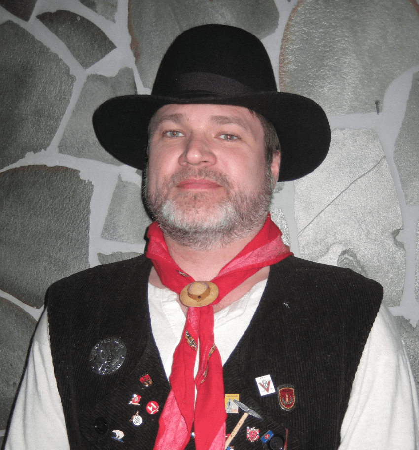 Hugo Larsen begeistret og fornøyd BYD Han eier.