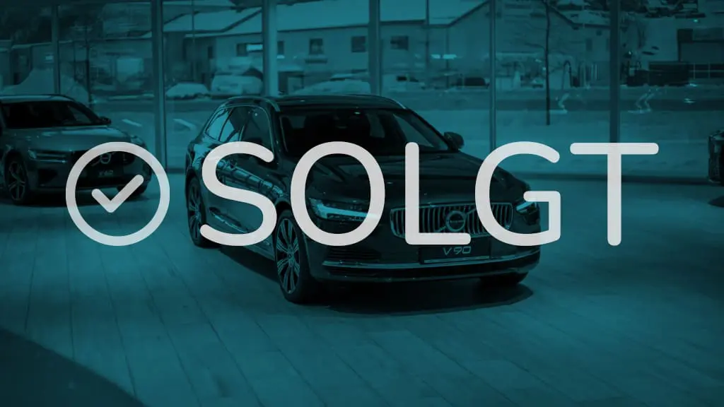 Biler i showroom merket med "Solgt".