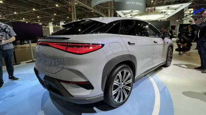 byd sealion7 på Paris bilmessen
