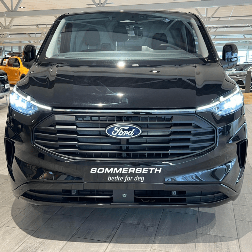 Svart Ford Transit Custom hos Sommerseth