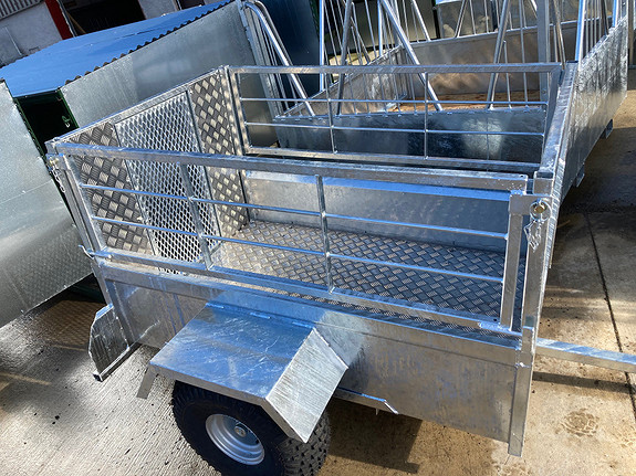 Galvanisert tilhenger for gårdsbruk og transport.