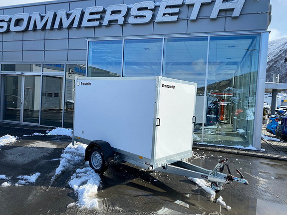 Brenderup tilhenger utenfor Sommerseth butikk.