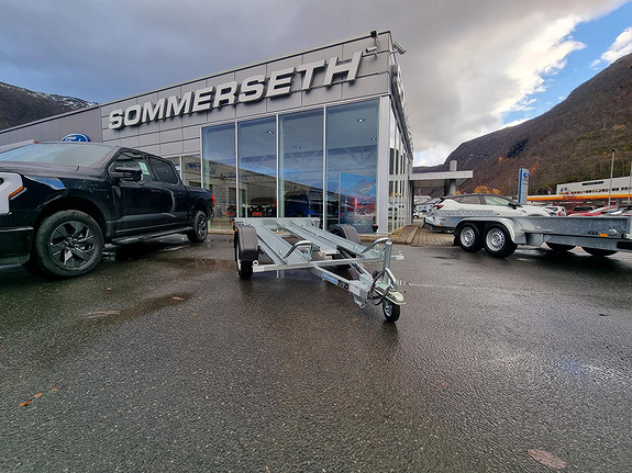 Biltilhengere utenfor Sommerseth butikk