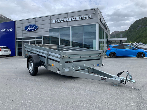 Tilhenger foran bilforhandler i Norge.
