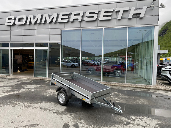 Tilhenger foran Sommerset bilforhandler