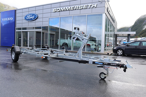 Båthenger foran Sommerseth bilforhandler i Norge.