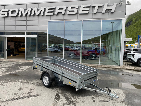 Tilhenger ved bilforhandler Sommerseth