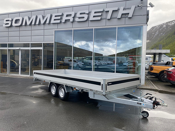 Biltilhenger utenfor Sommerseth bilforretning i Norge.