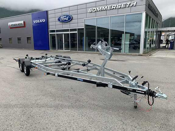 Båthenger foran bilforhandleren Sommerseth Volvo Ford.