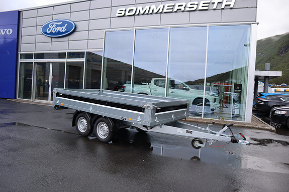 Tilhenger foran Ford-forhandler Sommerseth.