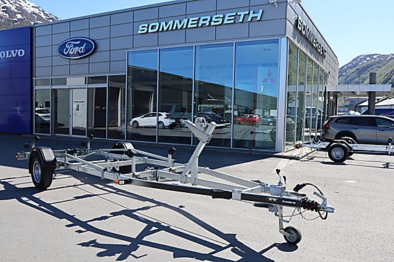 Biltilhenger foran forhandler i Norge